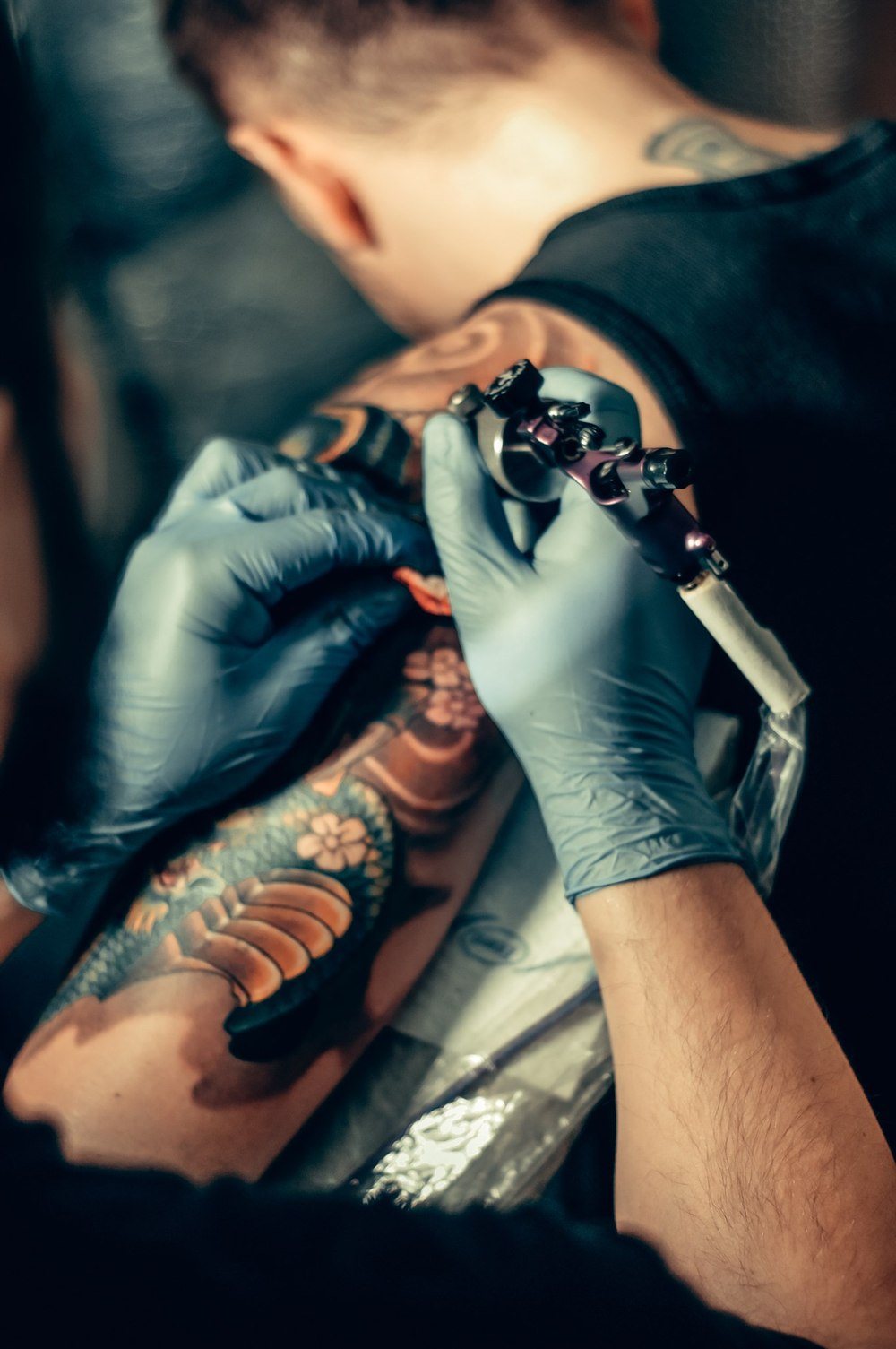 Процесс нанесения татуировки