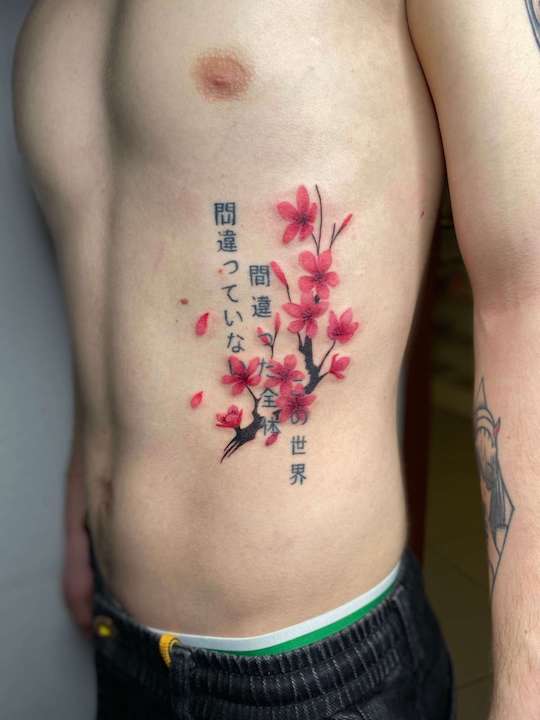 Татуировка на ребрах, иероглифы и сакура